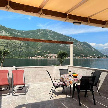 Sea Front 171 Apartment Kotor Bagian luar foto