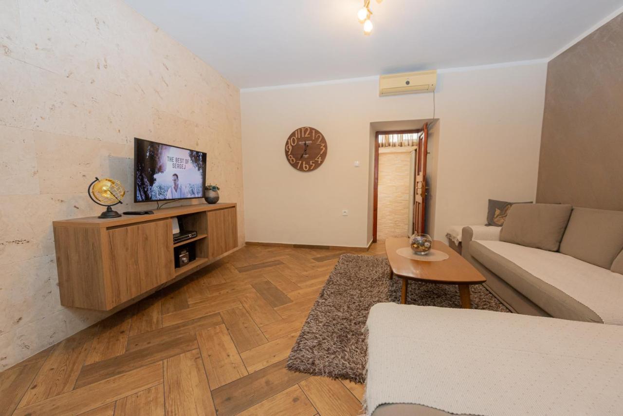 Sea Front 171 Apartment Kotor Bagian luar foto