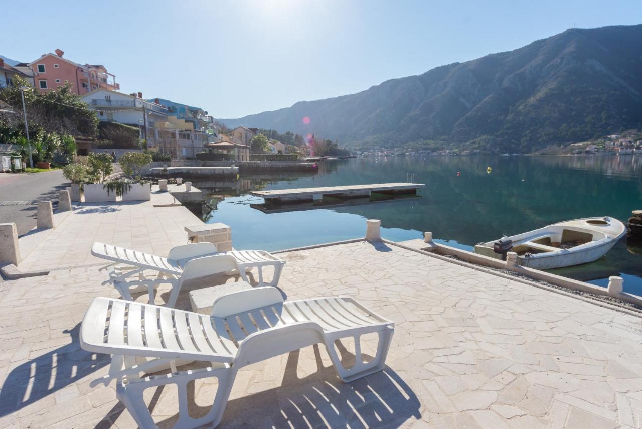 Sea Front 171 Apartment Kotor Bagian luar foto