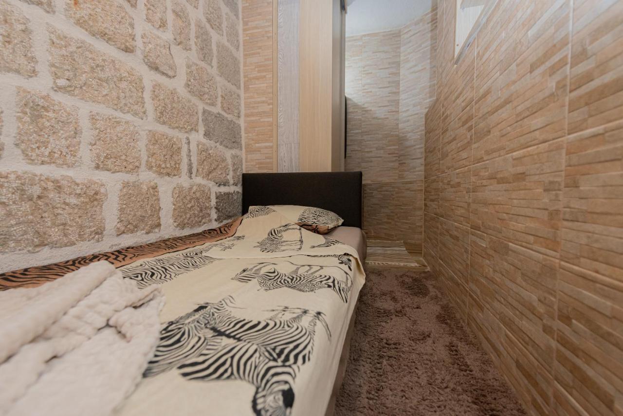 Sea Front 171 Apartment Kotor Bagian luar foto