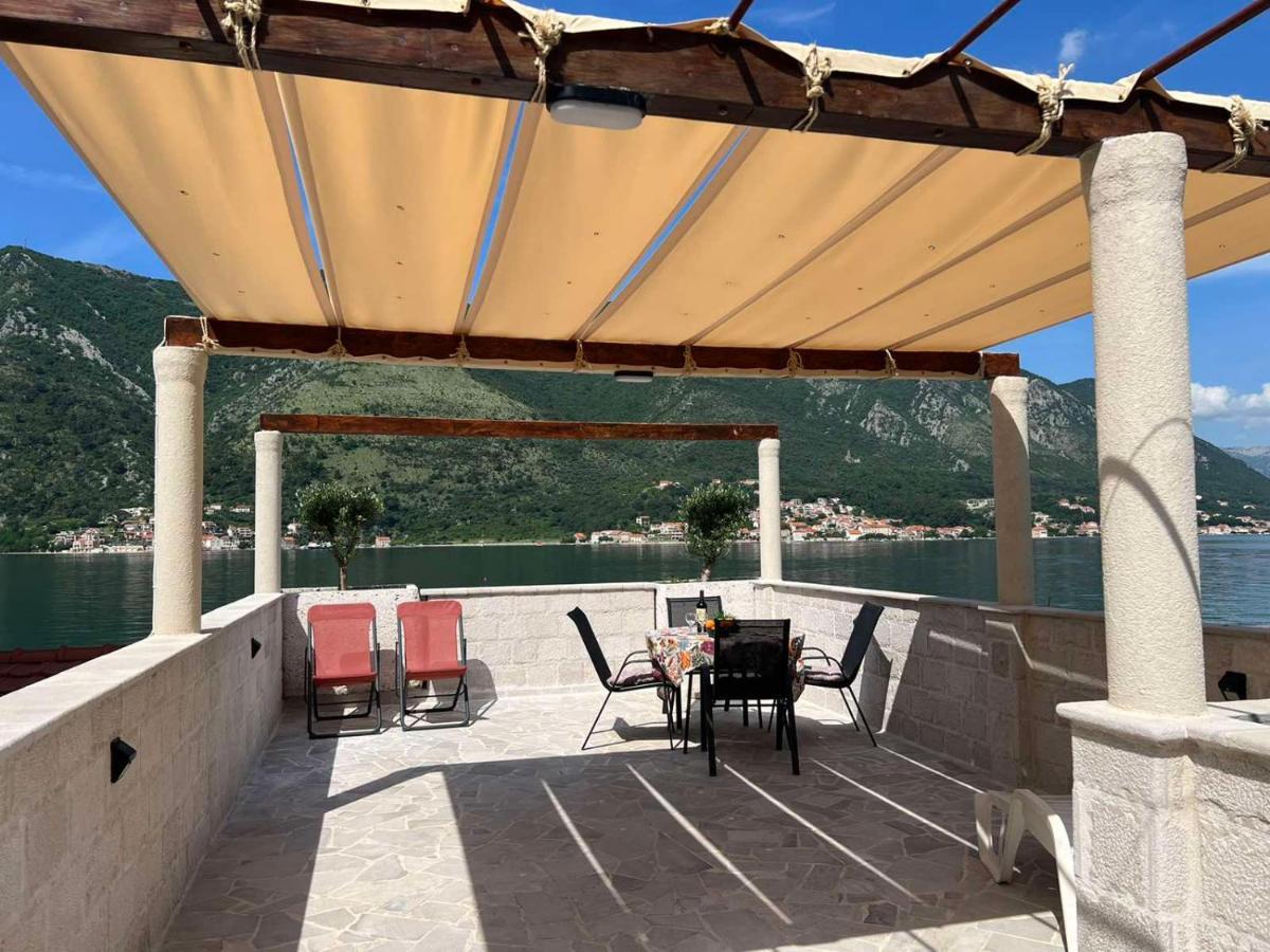Sea Front 171 Apartment Kotor Bagian luar foto