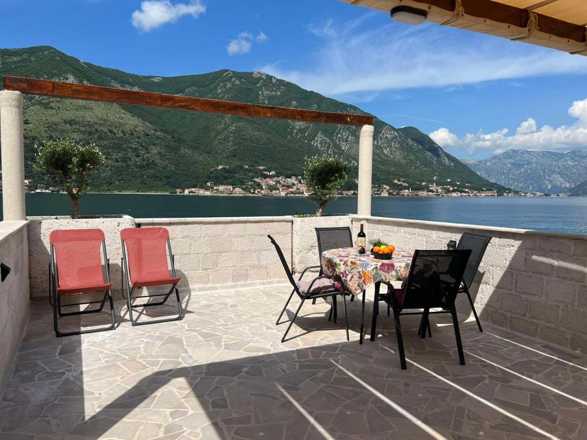 Sea Front 171 Apartment Kotor Bagian luar foto