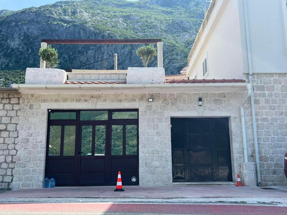 Sea Front 171 Apartment Kotor Bagian luar foto