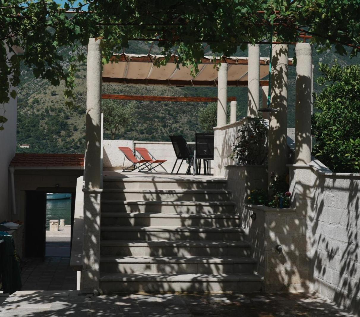 Sea Front 171 Apartment Kotor Bagian luar foto